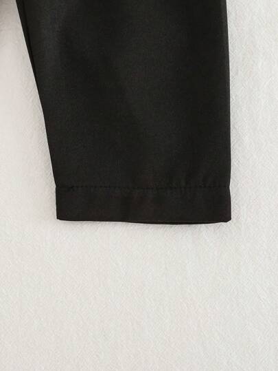 SHEIN Playful Pals بنطلون أسود للأطفال الرضع، متعدد الاستخدامات ومناسب للأطفال لارتدائه في أي مناسبة، ويمكن ارتداؤه في أي فصل. الوسط الأمامي به أزرار زخرفية لإضافة مزيد من تفاصيل التصميم إلى الملابس