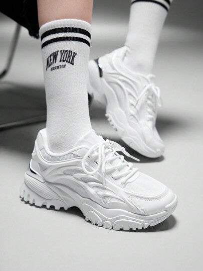 SHEIN X Lucía Bellido Vate أحذية رياضية نسائية عصرية من الشبكة البيضاء المزينة بالدانتيل والكعب السميك للصيف/العطلات، أحذية رياضية صيفية، أحذية كاجوال، أحذية للمدرسة والجامعة في الخريف،أحذية نسائية للربيع، وأحذية متدربات للعيد