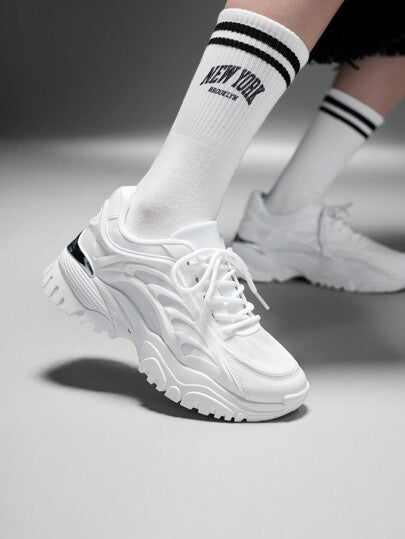 SHEIN X Lucía Bellido Vate أحذية رياضية نسائية عصرية من الشبكة البيضاء المزينة بالدانتيل والكعب السميك للصيف/العطلات، أحذية رياضية صيفية، أحذية كاجوال، أحذية للمدرسة والجامعة في الخريف،أحذية نسائية للربيع، وأحذية متدربات للعيد