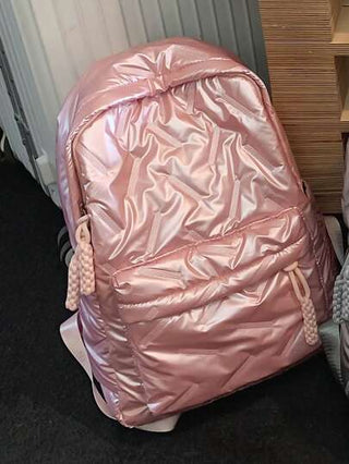 في عام 2024، الموضة الكلاسيكية الجديدة للكلية سهلة الاستخدام، بتصميم ذو لون واحد وأنماط معينية، والحقيبة الظهر ذات السعة الكبيرة والجيوب المتعددة مناسبة للاستخدام في الحرم الجامعي أثناء الموسم الدراسي.