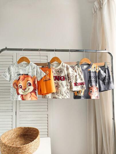 SHEIN مجموعة بلوزة كم قصير وشورت بطبعات غير متماثلة من "ملك الأسود" للأطفال صالحة للجنسين ، مناسبة لارتداء الأطفال في جميع المناسبات الصيفية ، 3 أنماط لونية مختلفة توفر المزيد من الخيارات ، أنيقة وجذابة