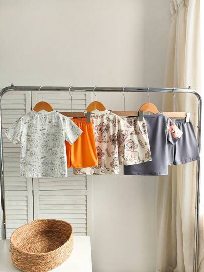 SHEIN مجموعة بلوزة كم قصير وشورت بطبعات غير متماثلة من "ملك الأسود" للأطفال صالحة للجنسين ، مناسبة لارتداء الأطفال في جميع المناسبات الصيفية ، 3 أنماط لونية مختلفة توفر المزيد من الخيارات ، أنيقة وجذابة