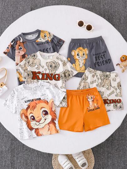 SHEIN مجموعة بلوزة كم قصير وشورت بطبعات غير متماثلة من "ملك الأسود" للأطفال صالحة للجنسين ، مناسبة لارتداء الأطفال في جميع المناسبات الصيفية ، 3 أنماط لونية مختلفة توفر المزيد من الخيارات ، أنيقة وجذابة