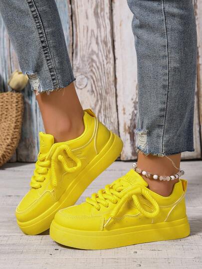 أحذية رياضية كاجوال للنساء ذات تصميم متعدد الاستخدامات بلون تباين أبيض مع رقع، تصميم قابل للتنفس، حذاء بأربطة مدبب