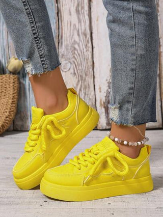 أحذية رياضية كاجوال للنساء ذات تصميم متعدد الاستخدامات بلون تباين أبيض مع رقع، تصميم قابل للتنفس، حذاء بأربطة مدبب