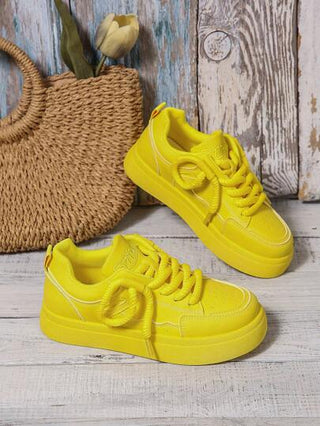 أحذية رياضية كاجوال للنساء ذات تصميم متعدد الاستخدامات بلون تباين أبيض مع رقع، تصميم قابل للتنفس، حذاء بأربطة مدبب