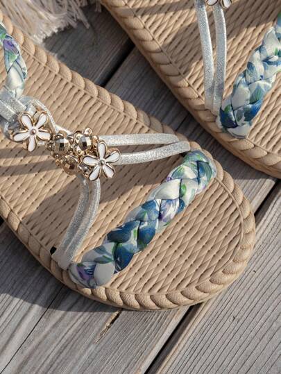 WRCVS صنادل فضية مسطحة للنساء، أحذية منسوجة خفيفة الوزن مانعة للإنزلاق للشاطئ، ذات تصميم عشوائي بنقوش زهرية على الطراز البوهيمي، صنادل كاجوال بنمط قبة مع زخارف حبوب منفوذة يدويًا