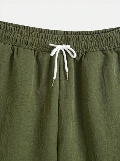 بدلة كاجوال للرجال مكونة من 2 قطعة, قميص بأكمام قصيرة مفتوح الأمام وتصميم شق ملون وشورت بناطلون بسحاب