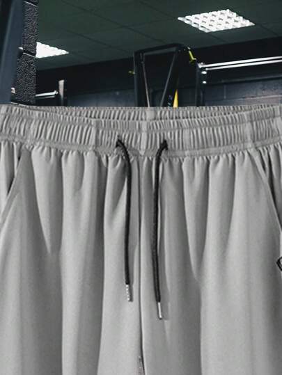 بنطلون رياضي للرجال مزود بأطراف مطاطية، قماش خفيف الوزن، قابل للتنفس، له قوام منسدل ومطاطي، تصميم يساعد في إنحسار وإطالة خطوط الساق، مناسب للرياضة، اللياقة البدنية، الركض، لعب الكرة، والأنشطة الترفيهية في الهواء الطلق