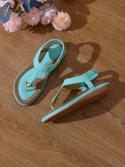 صنادل شبشب بلمسة صيفية جديدة 2025 ، ذات حمالة T، فلات ، بشريط مطاطي بنمط بوهيمي، مفتوحة الأصابع للاستخدام في الشاطئ للنساء ذوات الأحجام الكبيرة