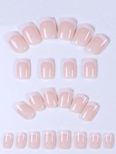 24 قطعة أظافر اصطناعية قصيرة مربعة بطلاء فرنسي بألوان متباينة وطرق مرحة للاستخدام اليومي، تأتي مع ملف واحد وغراء جيلي لتثبيتها