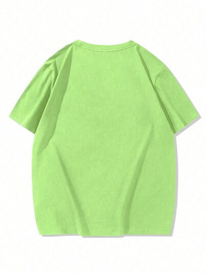 Manfinity Homme تيشيرت كاجوال للرجال بنمط أحادي اللون محفور عليه نموذج حرفي بأكمام قصيرة