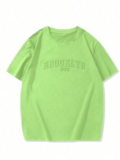 Manfinity Homme تيشيرت كاجوال للرجال بنمط أحادي اللون محفور عليه نموذج حرفي بأكمام قصيرة