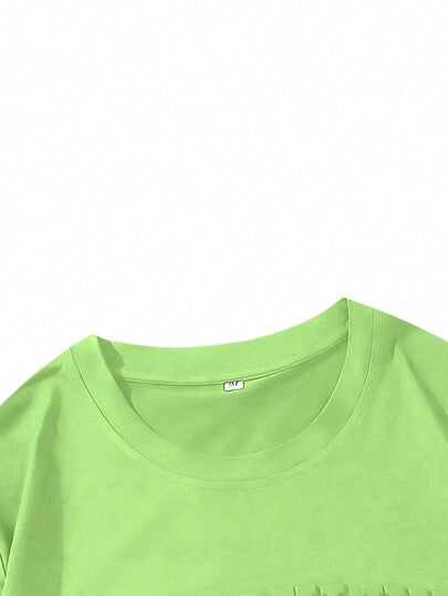 Manfinity Homme تيشيرت كاجوال للرجال بنمط أحادي اللون محفور عليه نموذج حرفي بأكمام قصيرة