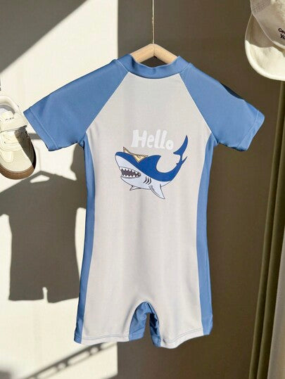 SHEIN قطعة واحدة بيجامة ملابس السباحة رومبر كاجوال ناعم وقابل للتنفس بطبعة الحوت للأولاد الصغار، مناسب للارتداء في العطلات خلال الربيع والصيف، لاستخدامه في المدرسة والموضة والاستخدام العملي