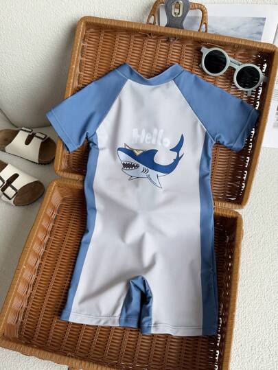 SHEIN قطعة واحدة بيجامة ملابس السباحة رومبر كاجوال ناعم وقابل للتنفس بطبعة الحوت للأولاد الصغار، مناسب للارتداء في العطلات خلال الربيع والصيف، لاستخدامه في المدرسة والموضة والاستخدام العملي