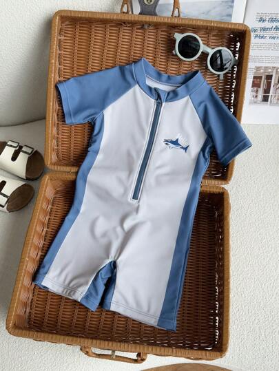 SHEIN قطعة واحدة بيجامة ملابس السباحة رومبر كاجوال ناعم وقابل للتنفس بطبعة الحوت للأولاد الصغار، مناسب للارتداء في العطلات خلال الربيع والصيف، لاستخدامه في المدرسة والموضة والاستخدام العملي