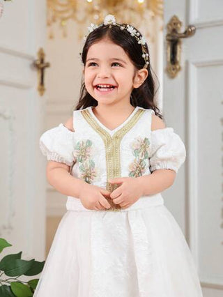 طقم أطفال بنات بنمط الأزهار من ماركة موديلي بيبي، مصنوع من قماش أبيض مزخرف بنقشات الزهور المتفتحة، ينبعث منه إحساس طازج وحلو، كالأزهار الربيعية النابضة بالحياة