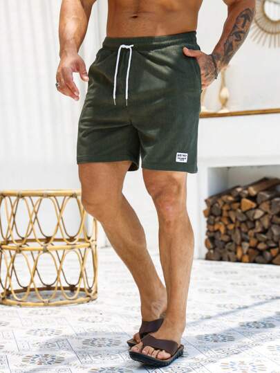 Manfinity Homme شورت رجالي واسع بتفاصيل تصميم اللوحة الحرفية وخصر قابل للسحب