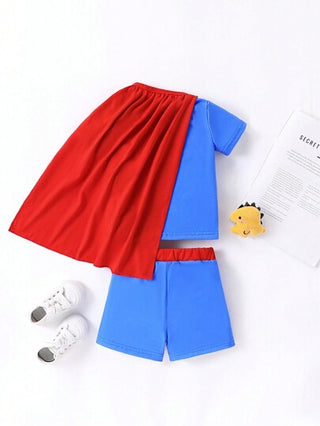 SHEIN Persoplay Kids 3 قطع ملابس للأطفال الصبية، بدلة رسوم متحركة كاجوال وجذابة باللون الأزرق: تي شيرت أكمام قصيرة ، شورت الخصر المطاطي ،رداء أحمر، مناسبة للربيع والصيف