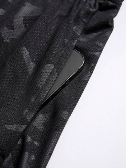 Manfinity Sport Corelite شورتات رياضية للرجال بطباعة شعار الكامو وخصر بحبل شد