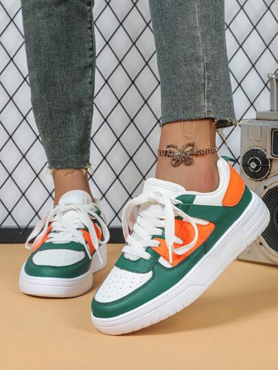 حذاء رياضي أنيق بلون أبيض وأخضر وبرتقالي موضة الحرم الجامعي ،حذاء مشي نمط ستريت وير ، حذاء الحرم الجامعي الفاخر