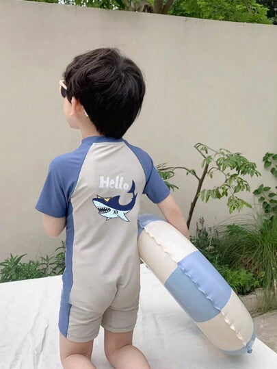 SHEIN قطعة واحدة بيجامة ملابس السباحة رومبر كاجوال ناعم وقابل للتنفس بطبعة الحوت للأولاد الصغار، مناسب للارتداء في العطلات خلال الربيع والصيف، لاستخدامه في المدرسة والموضة والاستخدام العملي