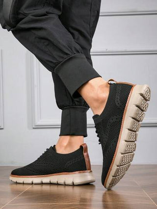 أحذية صيفية للرجال مقاس كبير (مقاس 45-48) حذاء رياضي أسود مثقب منفذ للهواء بنمط إسكندري، خفيف الوزن ومريح، بطراز بريطاني