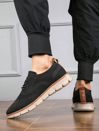 أحذية صيفية للرجال مقاس كبير (مقاس 45-48) حذاء رياضي أسود مثقب منفذ للهواء بنمط إسكندري، خفيف الوزن ومريح، بطراز بريطاني