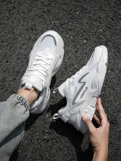 أحذية رياضية عصرية مريحة عالية ذات امتصاص صدمات عازلة، خفيفة الوزن تحت مبدأ الحد الأدنى من التصميم، أحذية ركض خارجية رياضية بربط للرجال، أحذية كاجوال لأزواج