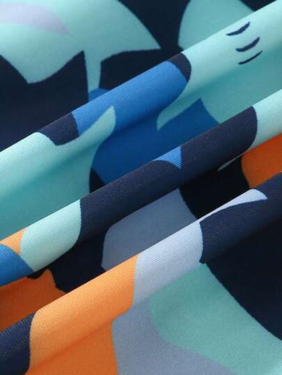 مايوه أولادي بدلة سباحة بكم طويل قطعة واحدة لصبي، بلون أزرق وتصميم قرش ملون، طويلة الأكمام، بسحاب للارتداء السهل، مع قبعة شمس