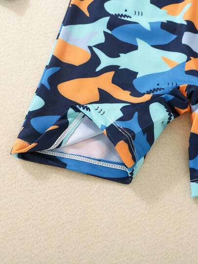 مايوه أولادي بدلة سباحة بكم طويل قطعة واحدة لصبي، بلون أزرق وتصميم قرش ملون، طويلة الأكمام، بسحاب للارتداء السهل، مع قبعة شمس