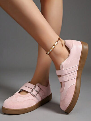 أحذية رياضية كاجوال للنساء موديل 2025 صيف جديد ذات إبزيم رجعي، أحذية رياضية بيضاء مسطحة، أحذية تدريب، أحذية رياضية بنعل منصة، أحذية زهرية بنعول مطاطية تقدم أناقة دائمة وتتميز بالتهوية والراحة للرياضة اليومية، خيار أساسي للسيدات في موسم حفلات الموسيقى والر