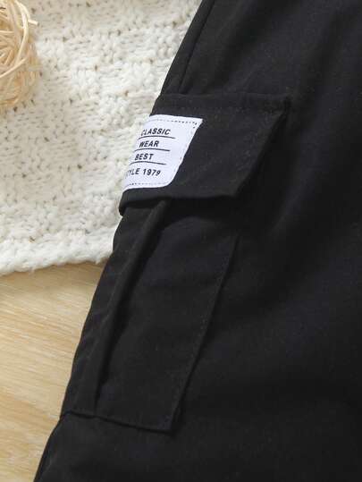 1 قطعة سروال كاجوال لحديثي الولادة من قماش مُنسوج أسود ، عصبي الخصر مزخرف، جيوب جانبية مزينة بشعارات بيضاء ،أساور مُطاطية، مناسب للتخييم والخارجي والملابس الربيعية والصيفية وأزياء الأولاد