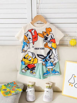 مجموعة مكونة من قطعتين للصبي الصغير، تي شيرت برقبة دائرية وأكمام قصيرة بطباعة الحرف والرسوم الكرتونية، وشورت كاجوال