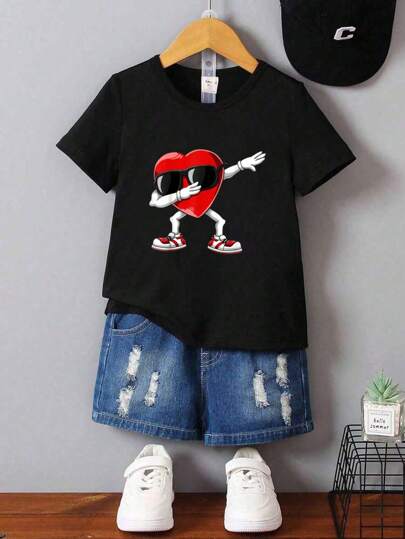 SHEIN تي شيرت كاجوال قصير الأكمام ذا طبعة قلب كرتونية محدودة للأولاد ، مريح وأنيق للربيع والصيف