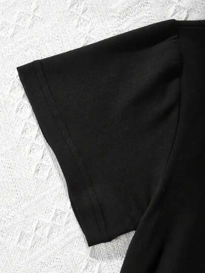 SHEIN تي شيرت كاجوال قصير الأكمام ذا طبعة قلب كرتونية محدودة للأولاد ، مريح وأنيق للربيع والصيف