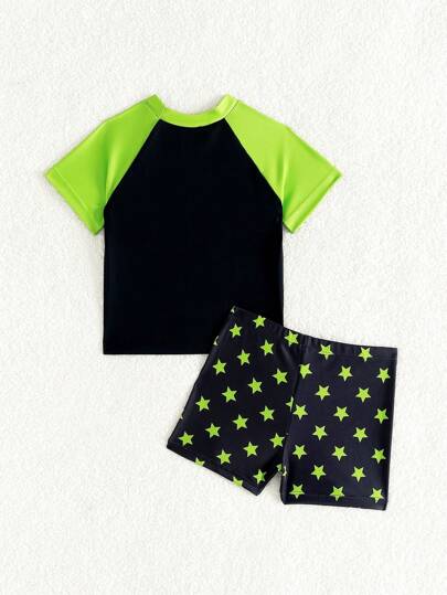 مايوه أولادي طقم ملابس سباحة للأطفال الصغار مكون من ملابس علوية بياقة دائرية وأكمام قصيرة من اللون الأحادي وبتصميم لوحات متناسقة مع شورت