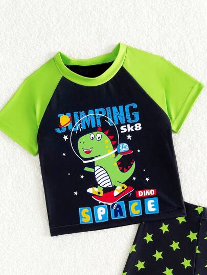 مايوه أولادي طقم ملابس سباحة للأطفال الصغار مكون من ملابس علوية بياقة دائرية وأكمام قصيرة من اللون الأحادي وبتصميم لوحات متناسقة مع شورت