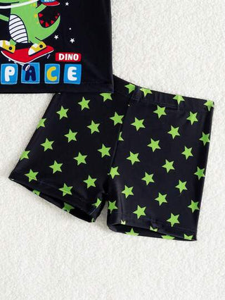 مايوه أولادي طقم ملابس سباحة للأطفال الصغار مكون من ملابس علوية بياقة دائرية وأكمام قصيرة من اللون الأحادي وبتصميم لوحات متناسقة مع شورت