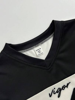 SHEIN تي شيرت مطبوع برياضي أكمام قصيرة يشكل V للأولاد المراهقين بطابع مريح وفضفاض