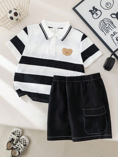 SHEIN مجموعة بولو مخططة مع طباعة الدبدوب الصغير الوسيم والشورت الأسود للأولاد، لارتداء اليومي بشكل مريح وعصري