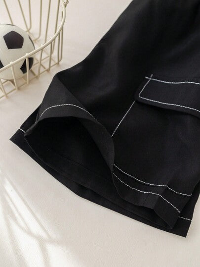 SHEIN مجموعة بولو مخططة مع طباعة الدبدوب الصغير الوسيم والشورت الأسود للأولاد، لارتداء اليومي بشكل مريح وعصري