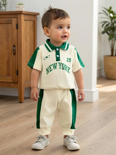 قميص بولو للأطفال الصبيان مطابق مع بدلة ذات تصميم متباين مع نماذج معالم بارزة، والتي تجمع بين الأناقة والراحة وتم تصميمها خصيصًا للأطفال الذين يحبون اللعب. يعزز تصميم الياقة البولو الأناقة الكلية للطفل ، بينما تضيف نماذج المعالم البارزة عناصر ممتعة وتعليم
