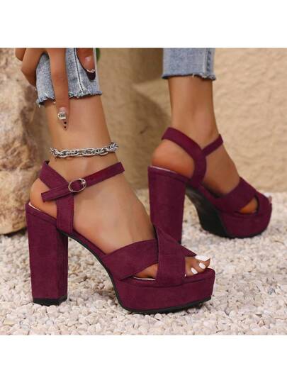 صنادل نسائية بكعب سميك وفتحة تصميم أنيق متعدد الاستخدامات ذات اصابع مكشوفة، بأشرطة متقاطعة وإبزيم جانبي، بلون أحمر ، سُتايل جذاب وأنيق، مناسبة للرقص والحفلات والمناسبات الخارجية الصيفية