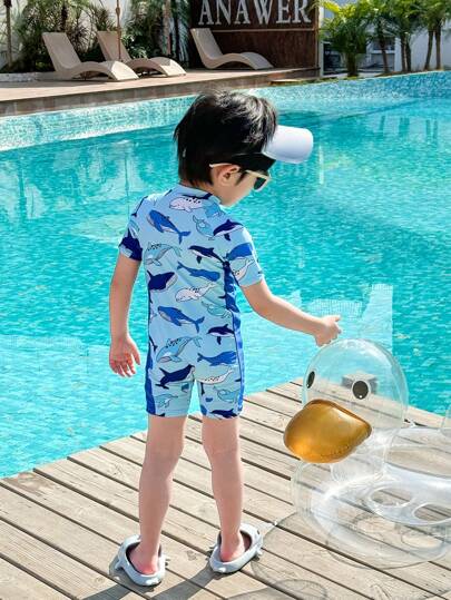 SHEIN طقم واقي من الأشعة للشباب الصغار 1 قطعة، بطباعة كرتونية جذابة بألوان متعددة، سترة طويلة الأكمام وقبعة، مناسب للشاطئ والحمام في الربيع/الصيف