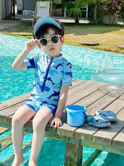SHEIN طقم واقي من الأشعة للشباب الصغار 1 قطعة، بطباعة كرتونية جذابة بألوان متعددة، سترة طويلة الأكمام وقبعة، مناسب للشاطئ والحمام في الربيع/الصيف