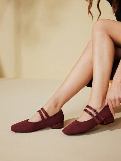 CUCCOO BASICS أحذية فلات أنيقة باللون البرغندي ذات كعب منخفض وحزام واحد من المعدن الأسود بتصميم ماري جين
