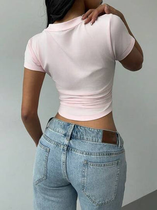 BASICS تيشيرت نسائي أنيق أحادي اللون بياقة على شكل V وأكمام قصيرة مناسب