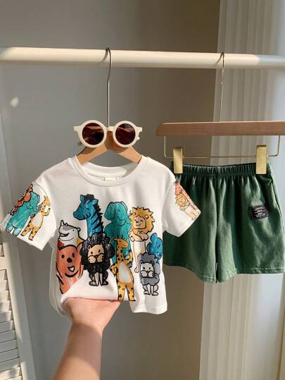 SHEIN مجموعة قطعتين للأولاد الرضع من ملابس علوية لصيفي كاجوال مطبوع برسوم الحيوانات المرسومة بالألوان ومرتخي، وشورت مافشكنج قطعتان مناسبة للارتداء في الربيع والصيف، للاستخدام الداخلي والخارجي